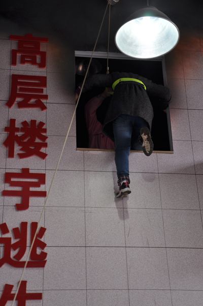 高層緩降器演練