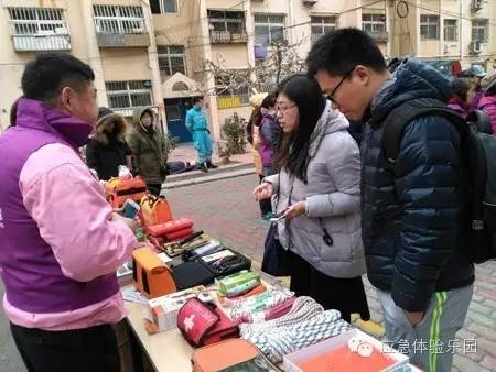 青島海麗雅應(yīng)急安全教育培訓(xùn)中心工作人員向社區(qū)居民講解消防工具及使用方法1