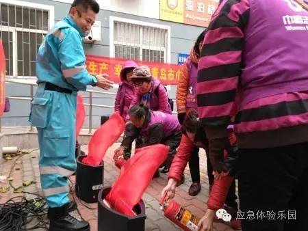 青島海麗雅應(yīng)急安全教育培訓(xùn)中心講師向居民教授心肺復(fù)蘇、結(jié)繩自救、初期滅火等自救互救技能2