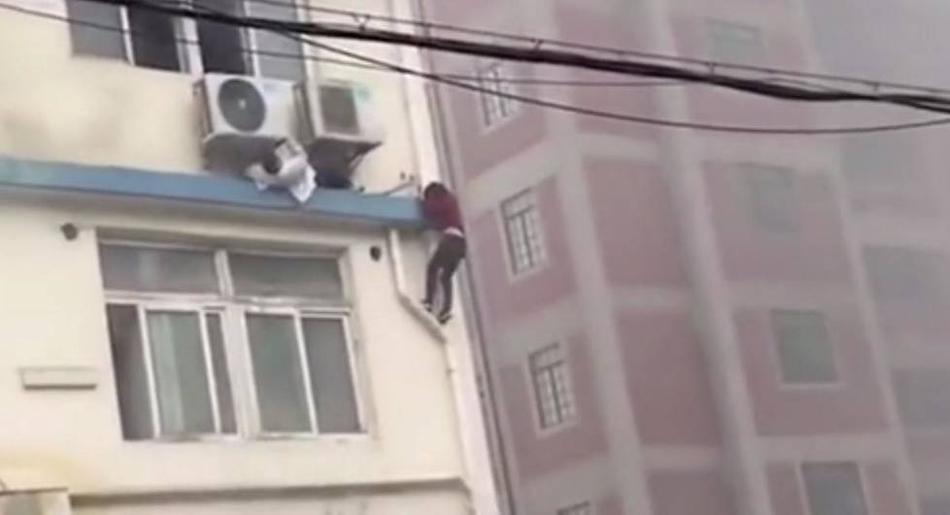 沒有緩降器,上海辦公樓起大火被困人員只能爬墻驚險(xiǎn)逃生