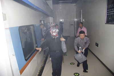 戴著消防過濾式自救呼吸器逃生