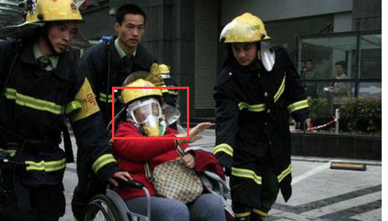 2009年4月19號(hào),南京國(guó)際廣場(chǎng)50層高樓發(fā)生火災(zāi),76歲的老年人家住27層,使用自救呼吸器成功自救