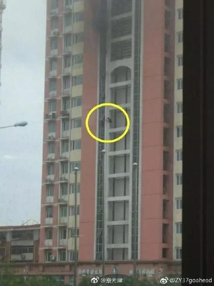 有緩降器就不會發(fā)生十樓居民奮力往樓外爬求救事件了!