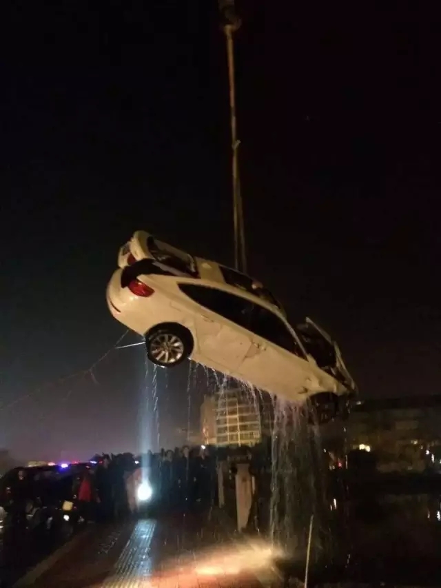 4月11日凌晨1點(diǎn)多,金華一輛寶馬GT沖進(jìn)永康江。但是很不幸女司機(jī)搶救無效死亡。