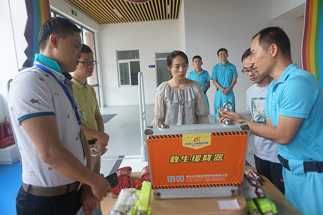 中國應(yīng)急管理領(lǐng)導(dǎo)購買逃生緩降器