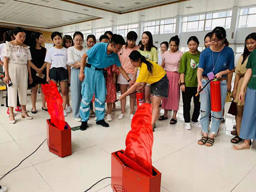 幼師實(shí)操消防模擬滅火