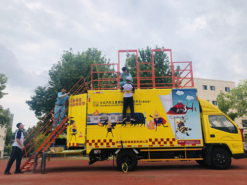 青島第十六中學(xué)在海麗培訓(xùn)講師指導(dǎo)下進(jìn)行高層緩降訓(xùn)練