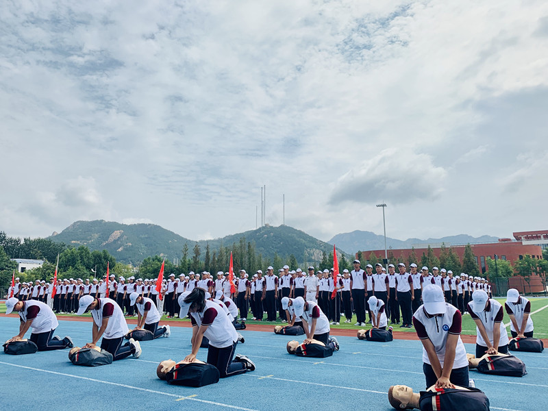 青島六十八中在海麗培訓(xùn)講師指導(dǎo)下進(jìn)行心肺復(fù)蘇訓(xùn)練